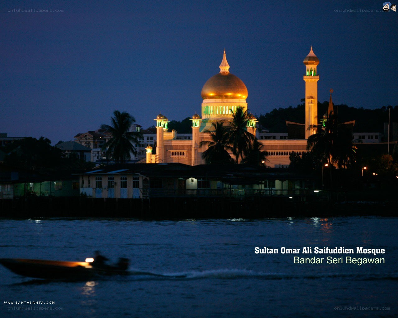 Sultan Omar Ali Mosque at night