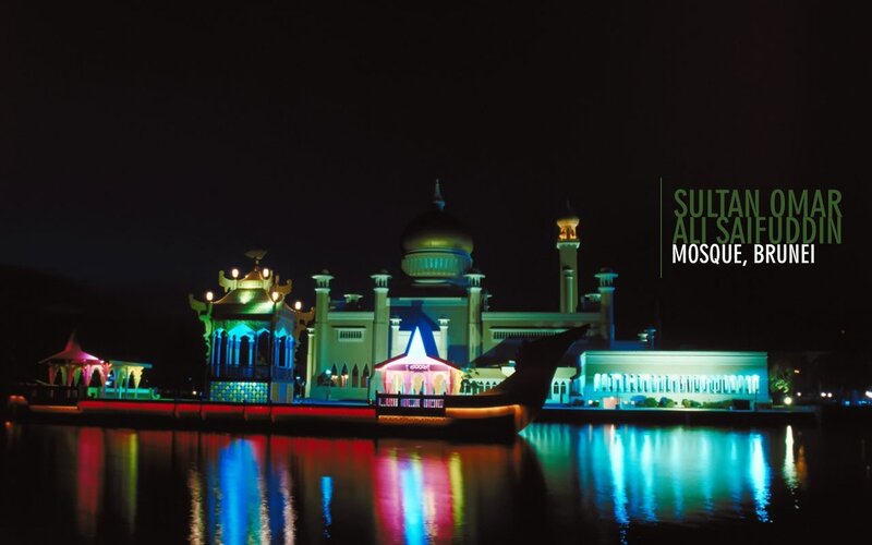 Sultan Omar Ali Saifuddin Mosque at night