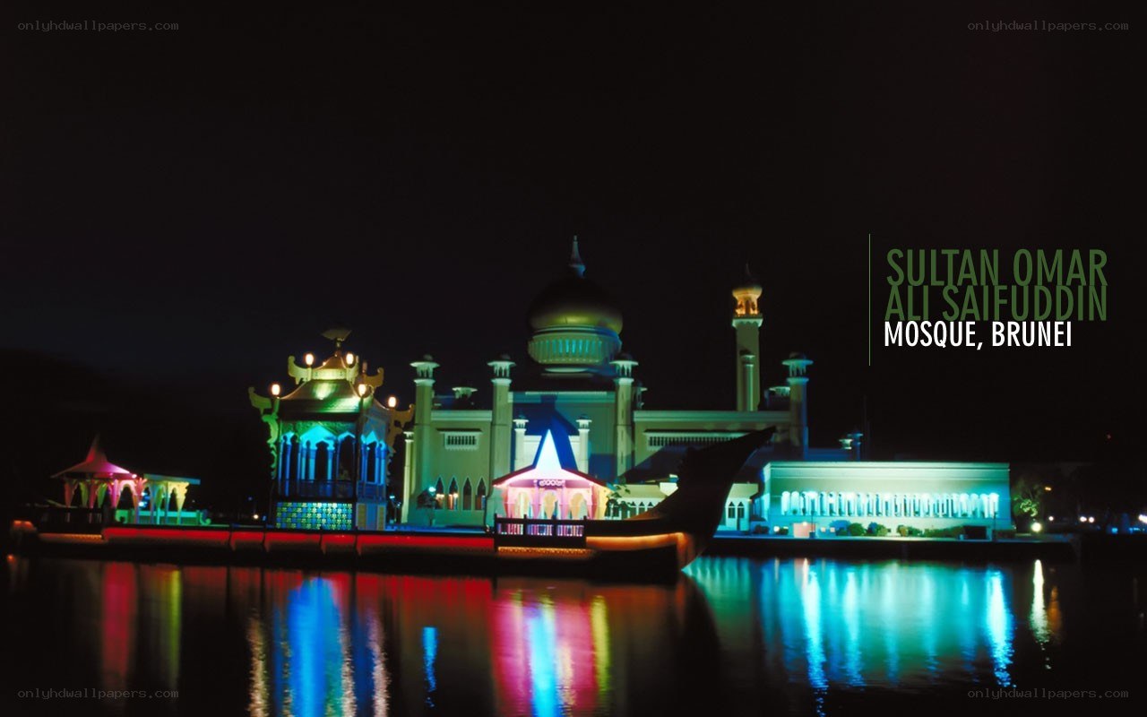 Sultan Omar Ali Saifuddin Mosque at night