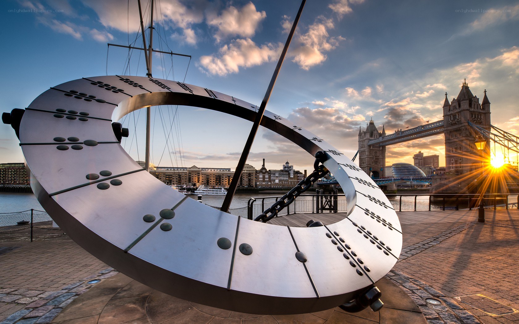 Sun dial at Tower Bridge