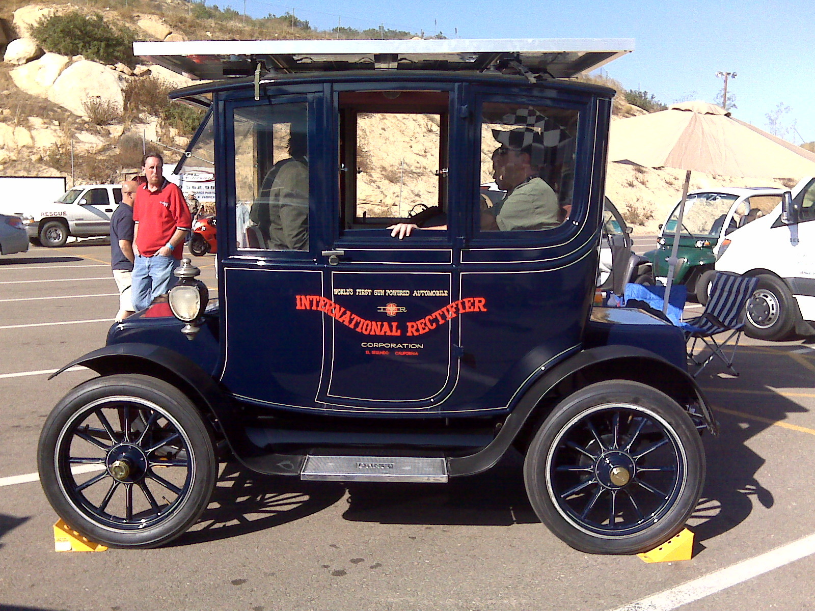 Sun-powered vintage car display
