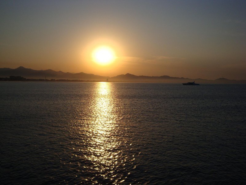 Sun Setting over Water — Yellow, Serene, Sunset