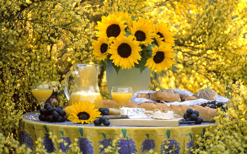 Sunflowers on Table — Yellow
