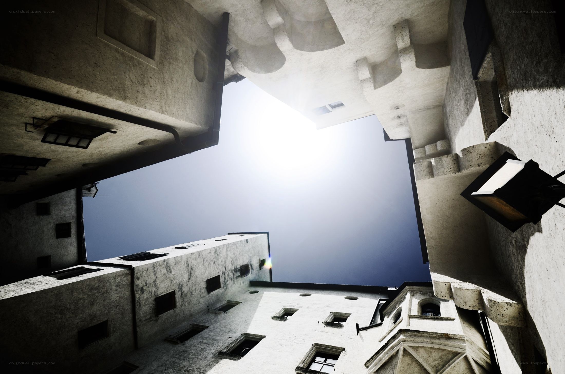 Sunlight in a narrow courtyard