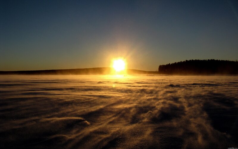 Sunrise over Frozen Lake — Gold, Dramatic, Winter