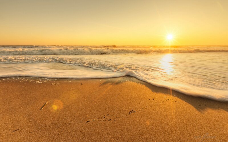 Sunrise over Ocean Waves — Gold, Serene