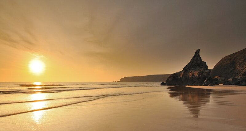 Sunset at Rocky Beach — Gold, Serene