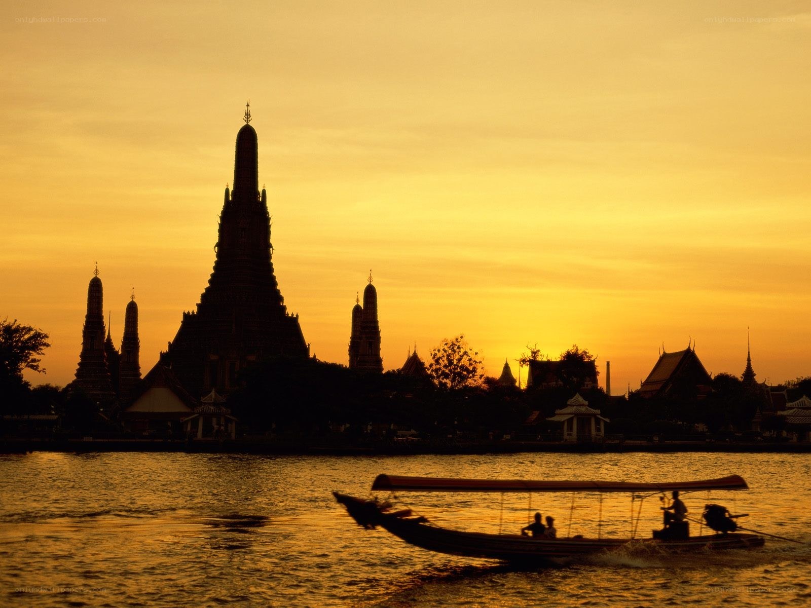 Sunset at Wat Arun temple