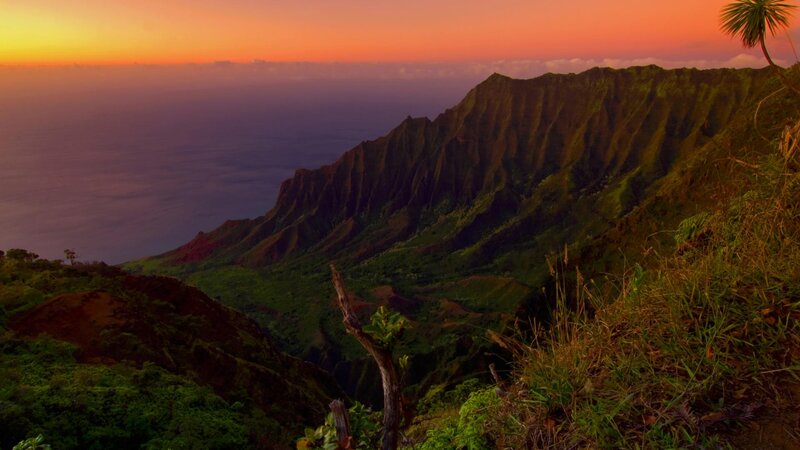 Sunset over Hawaiian cliffs