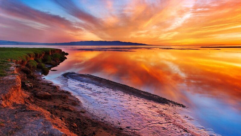 Sunset over Lake Shore — Dramatic