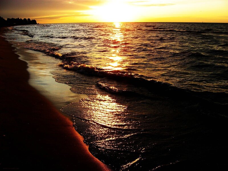 Sunset over Ocean Waves — Gold, Serene