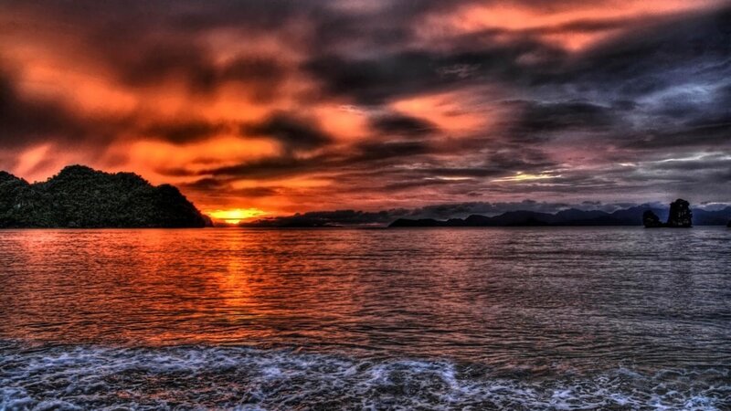Sunset over Tropical Sea — Orange, Dramatic