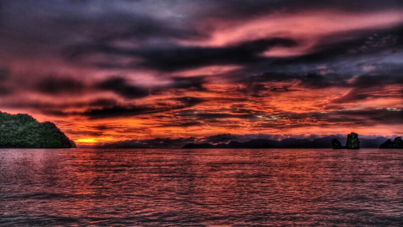 Sunset over Tropical Sea — Red, Dramatic