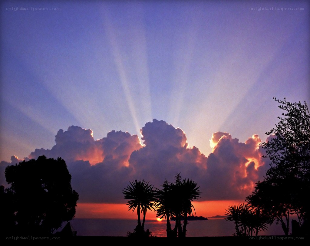 Sunset with sunbeams over the sea
