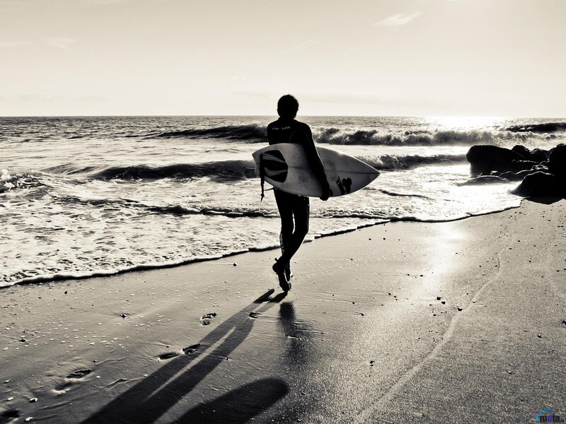 Surfer Walking on Beach — Black