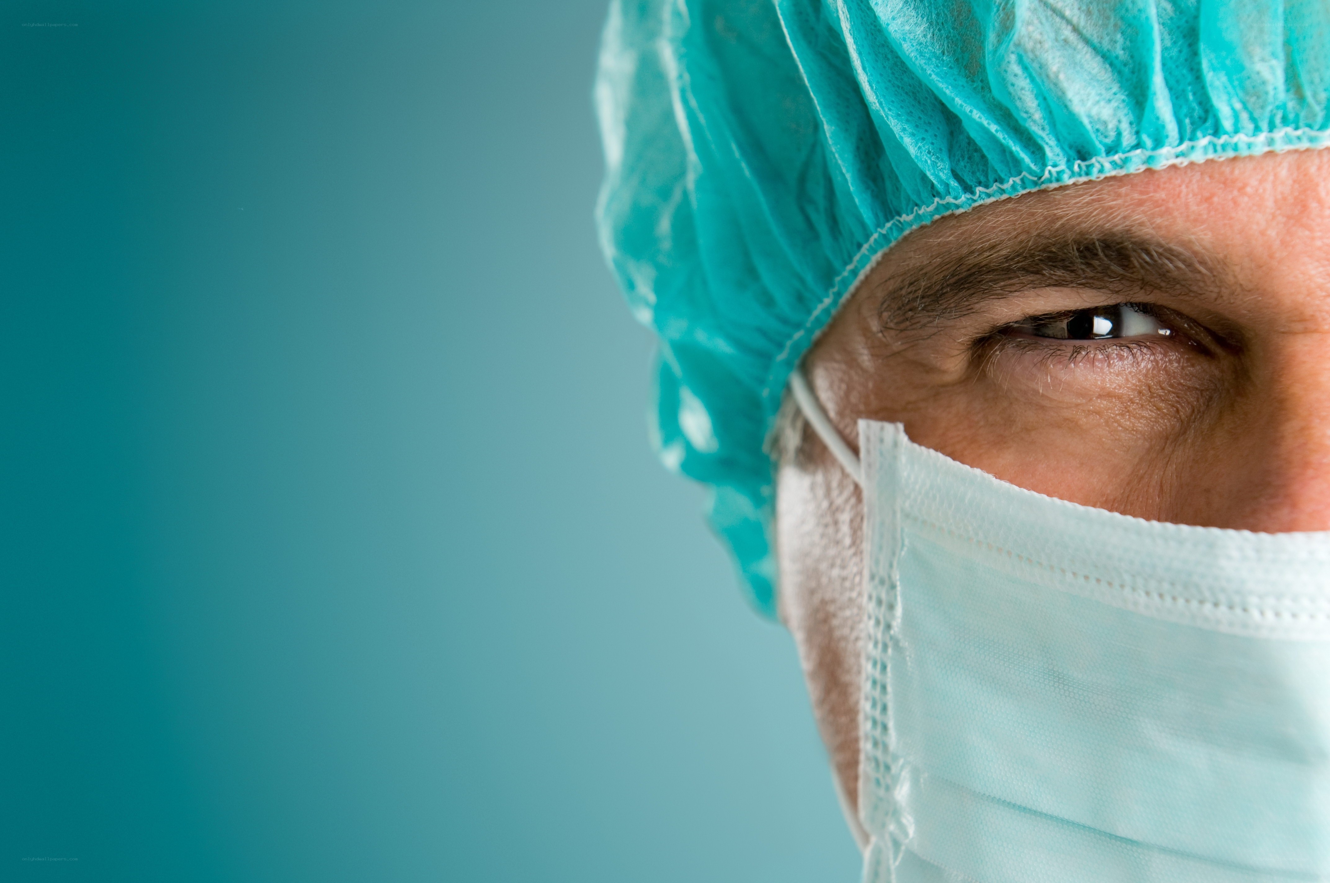surgeon in surgical mask