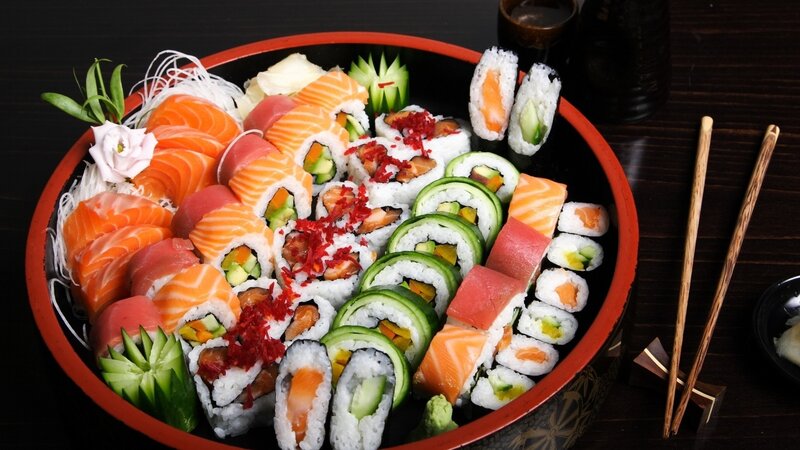 Sushi Platter on Black Plate — Appetizing, Photograph