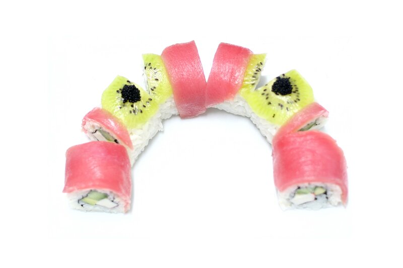 sushi roll with kiwi and tuna