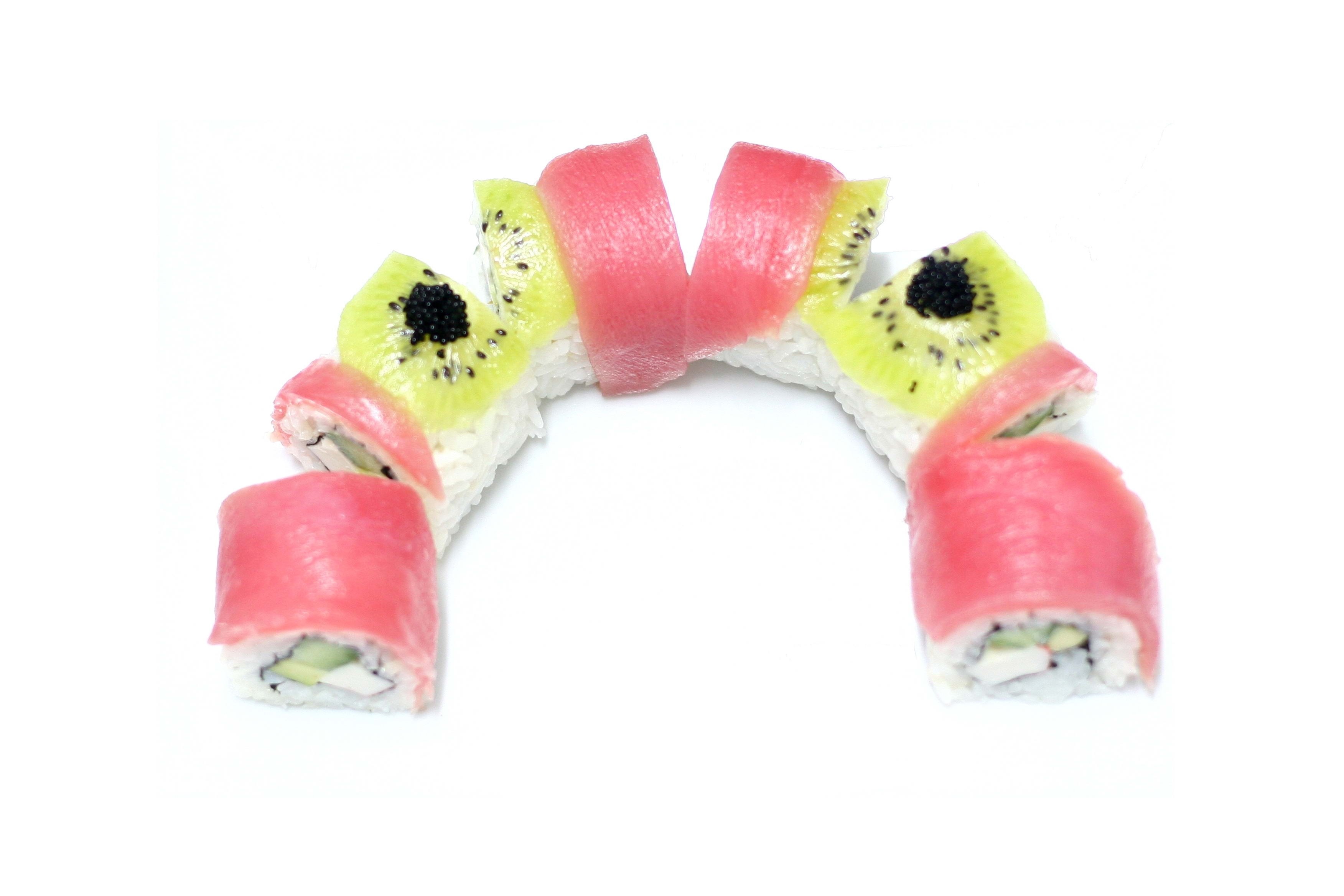 sushi roll with kiwi and tuna