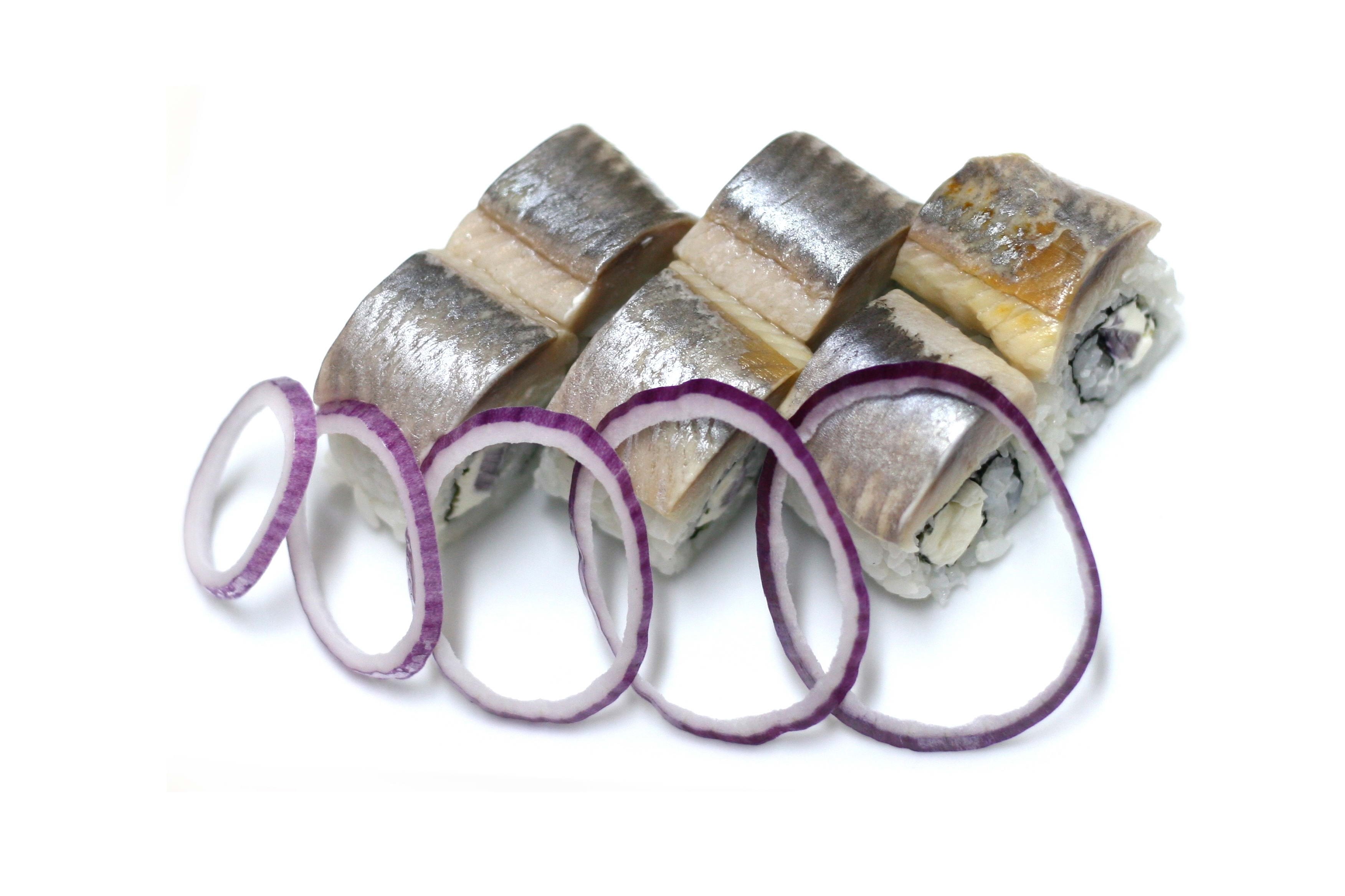 sushi with mackerel and onion