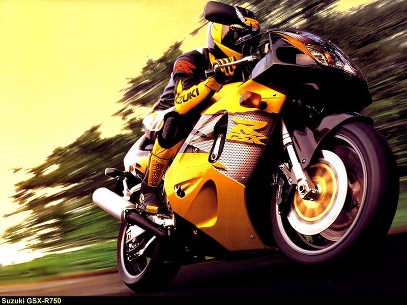Suzuki GSX-R750 in motion