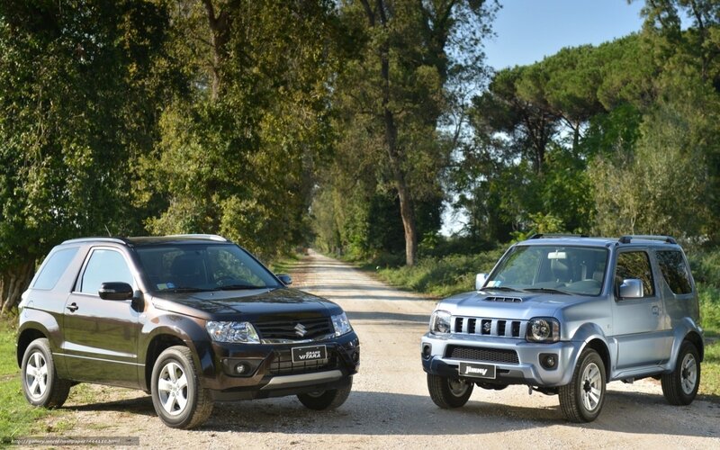 Suzuki Vitara and Jimny on a dirt road