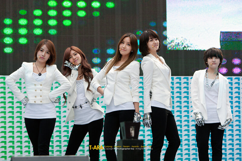 T-ARA performing on stage