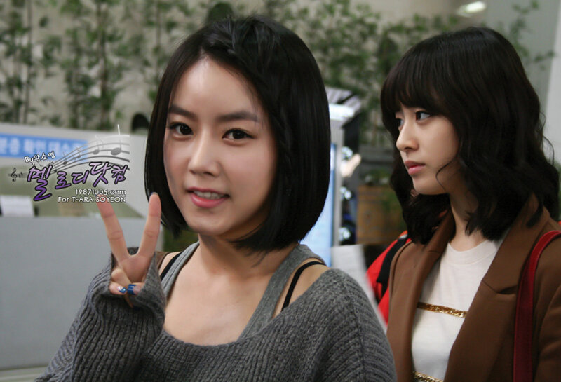 T-ara Soyeon making peace sign