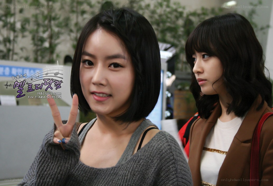 T-ara Soyeon making peace sign