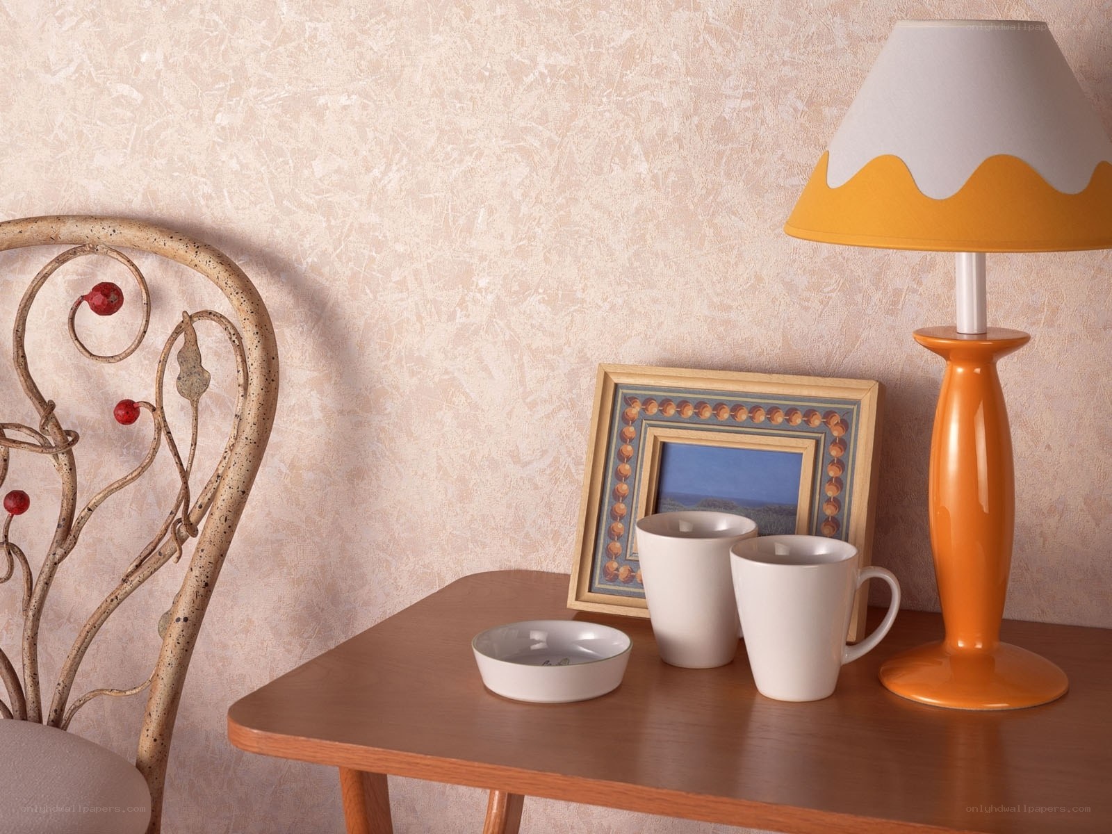 table with lamp and mugs