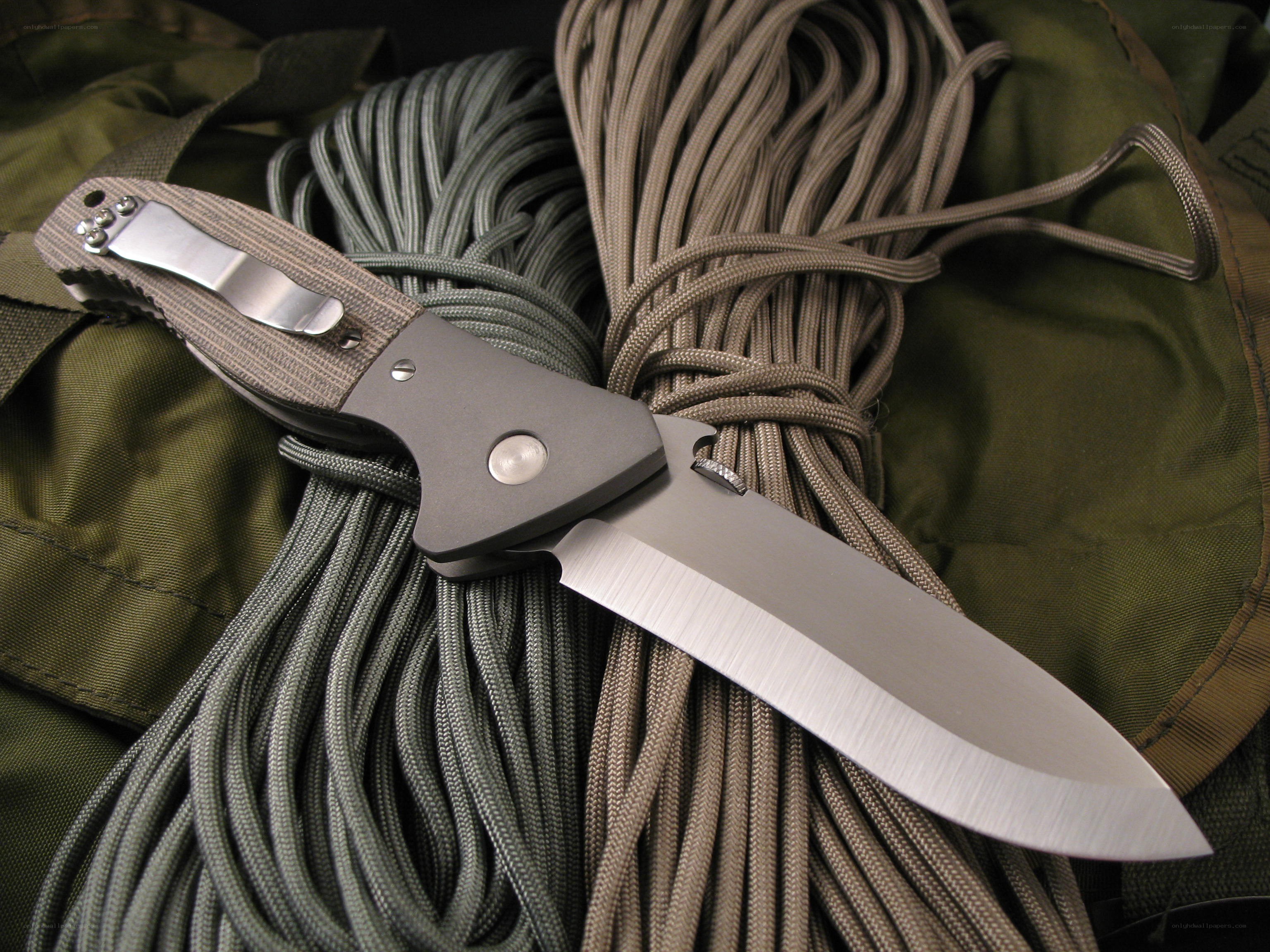 tactical knife on paracord