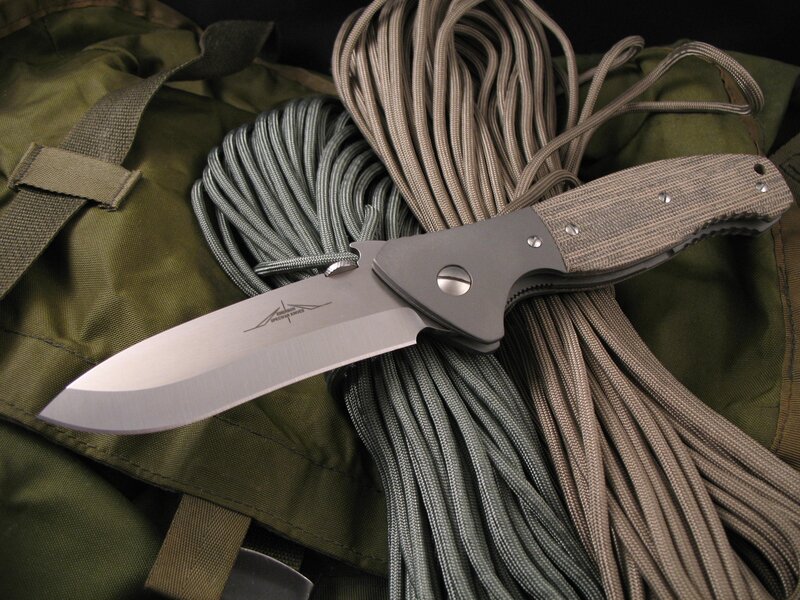 tactical knife with paracord