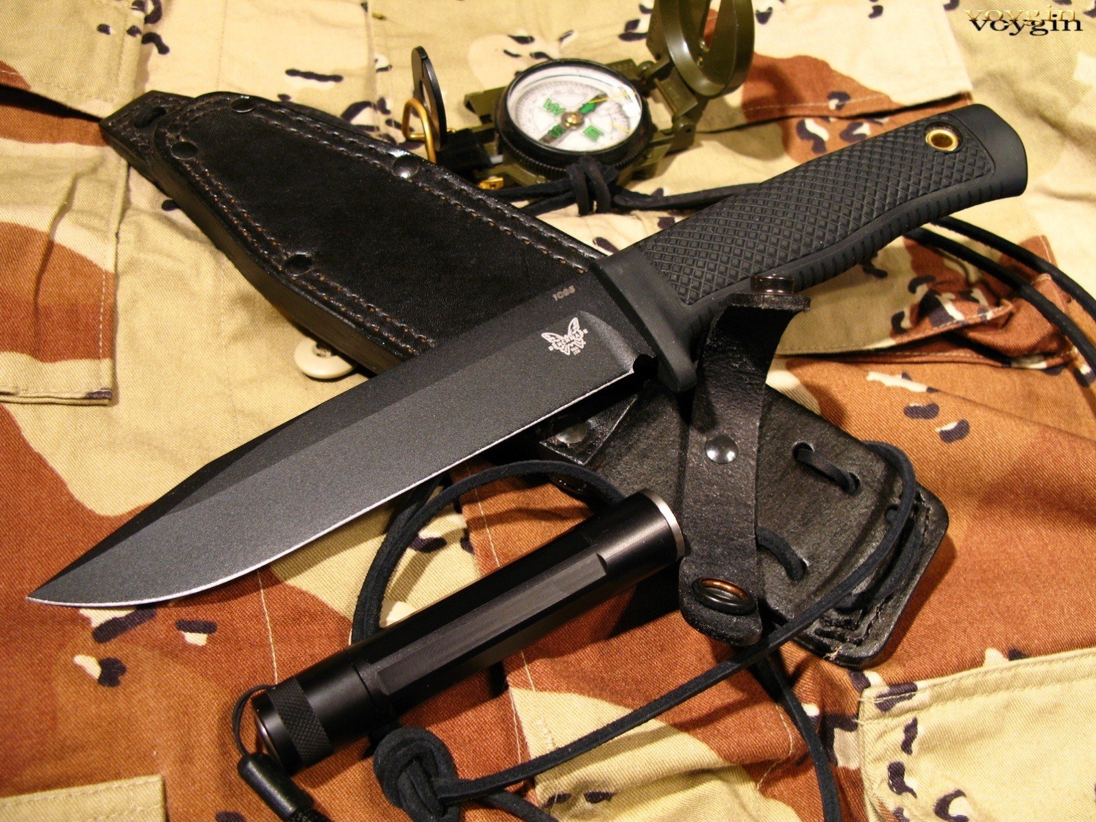 tactical knife with sheath and compass