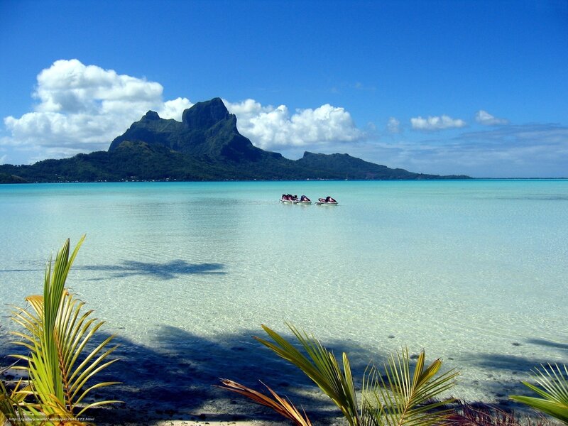 Tahitian lagoon with Mount Otemanu