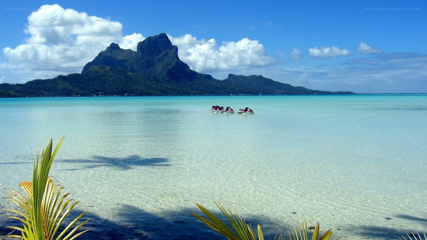Tahitian lagoon with Mount Otemanu
