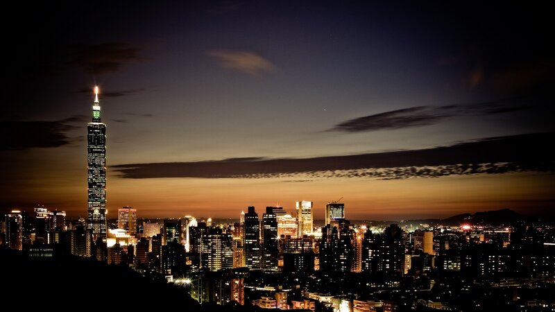 Taipei 101 at Dusk — Black