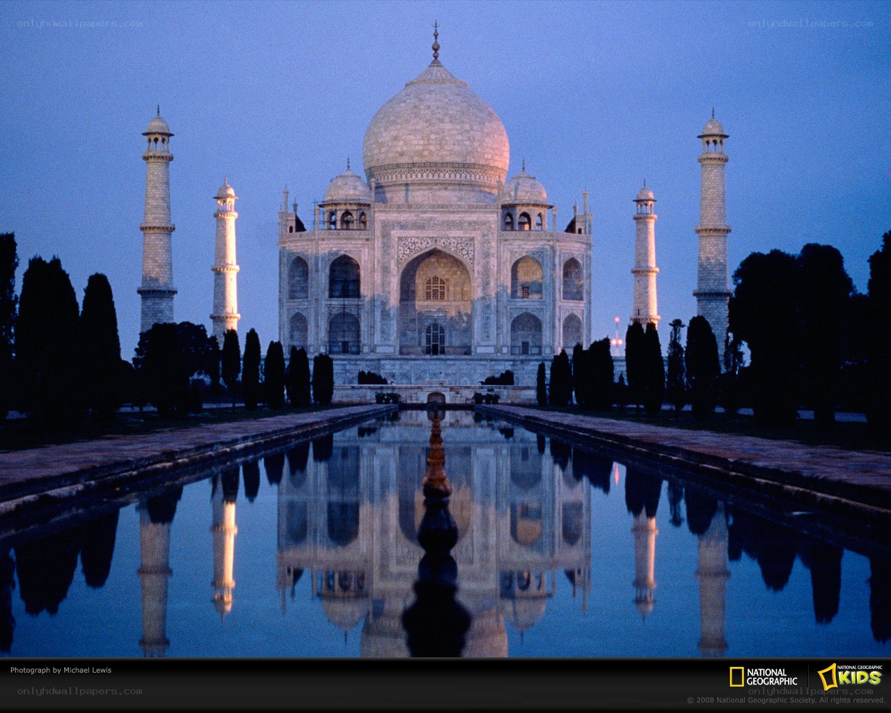 Taj Mahal at dusk