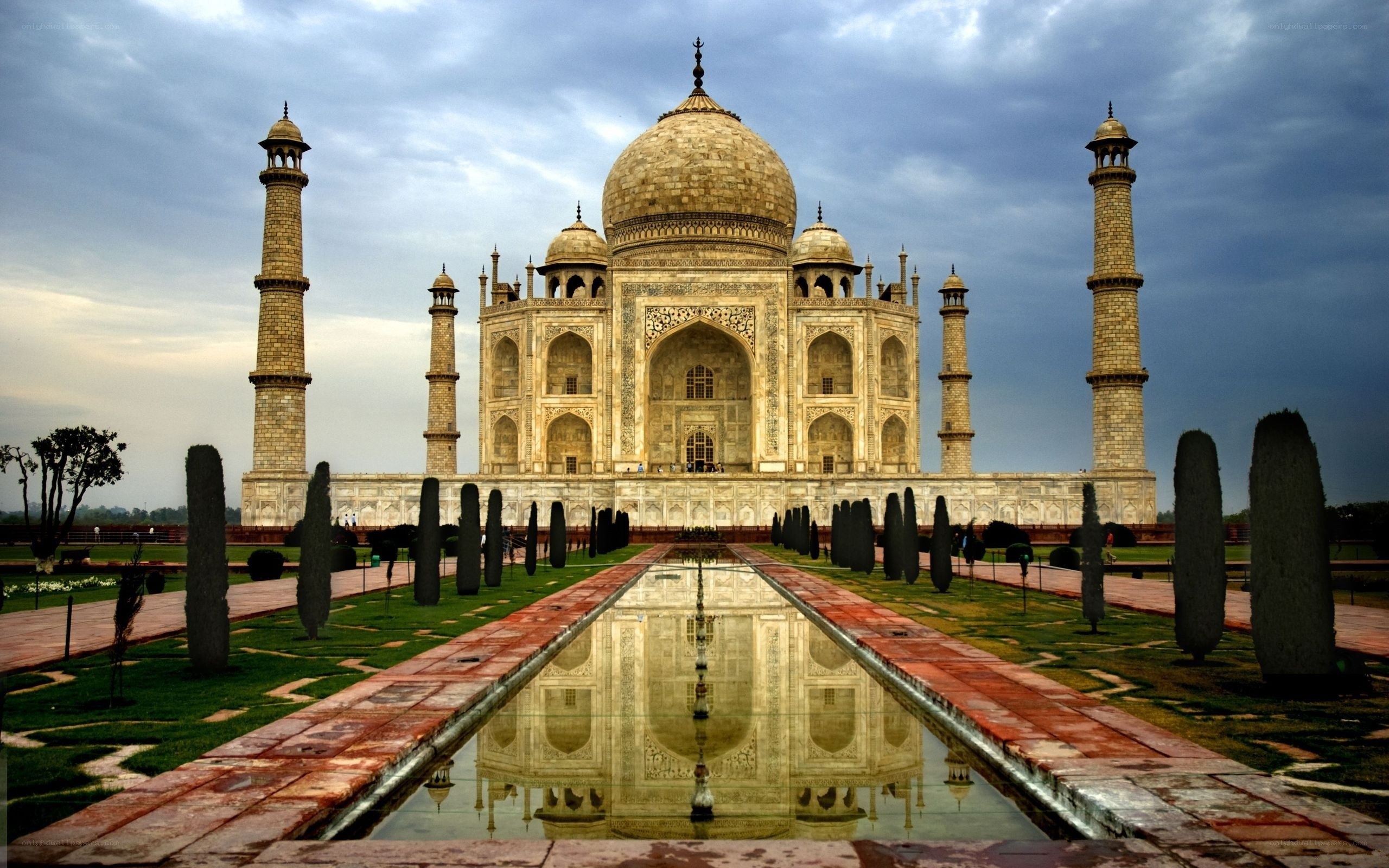 Taj Mahal at dusk