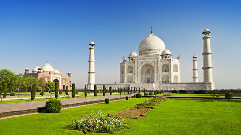 Taj Mahal Mausoleum — Green, Serene