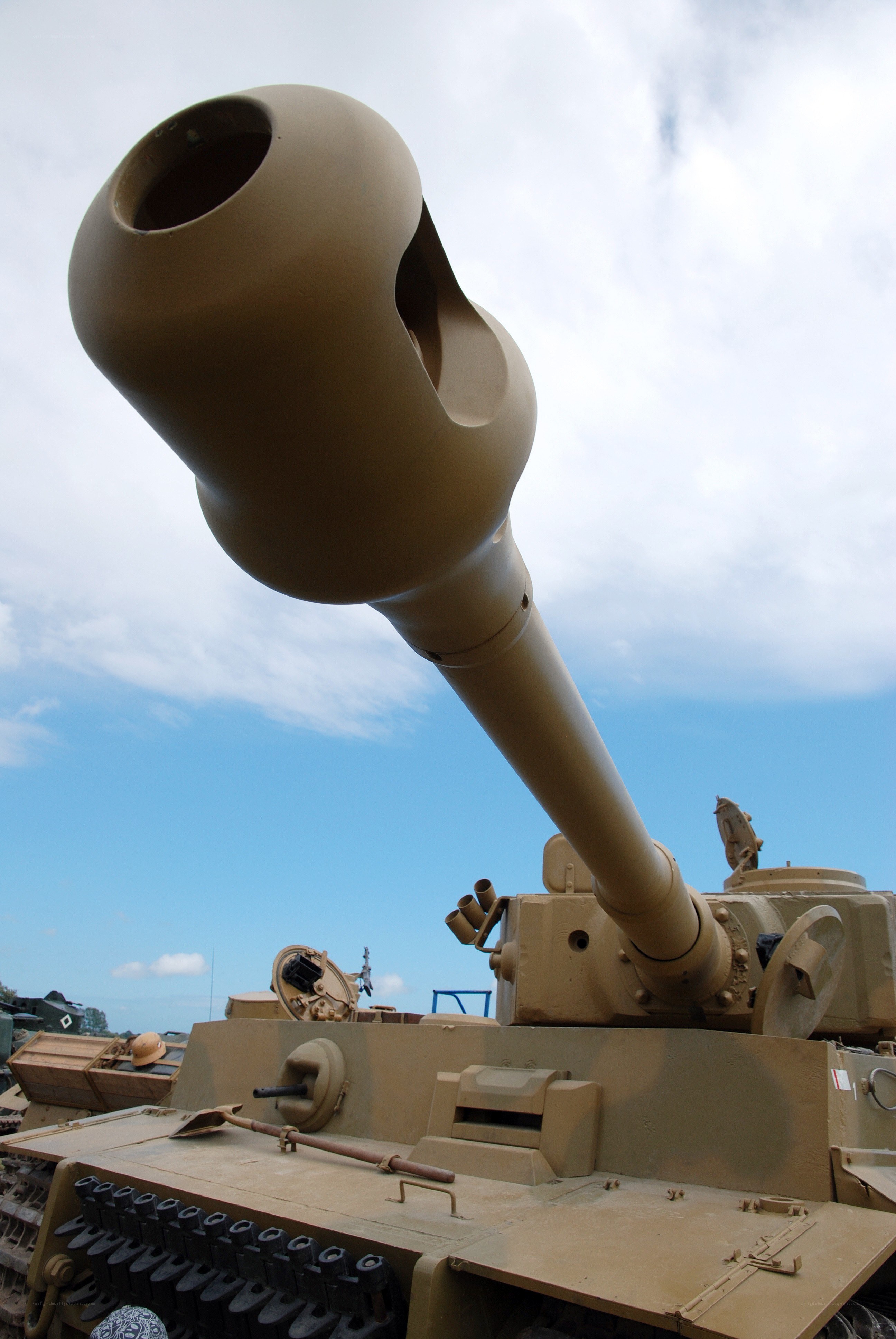 Tank cannon with muzzle brake