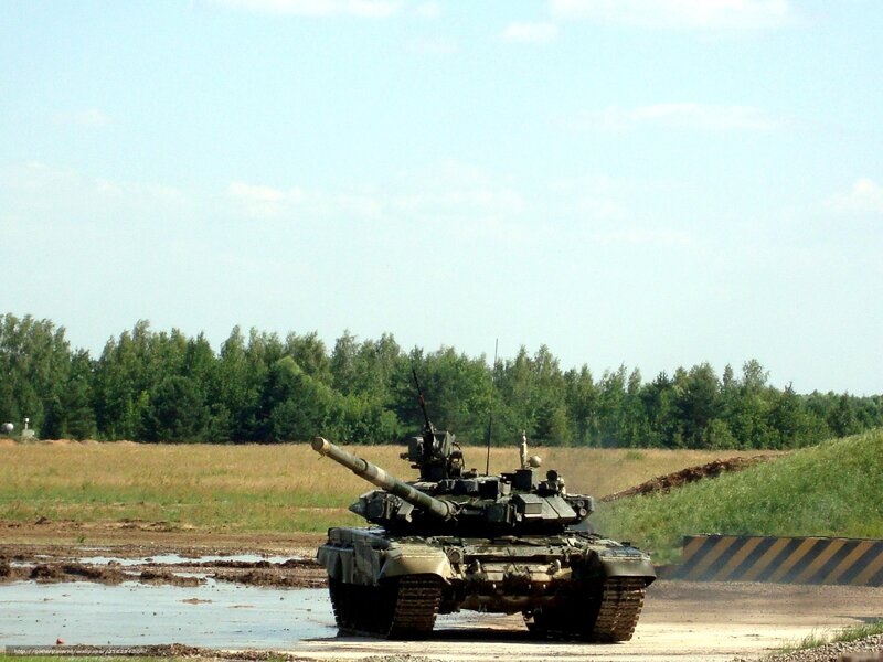 Tank on Muddy Terrain — Green, Neutral