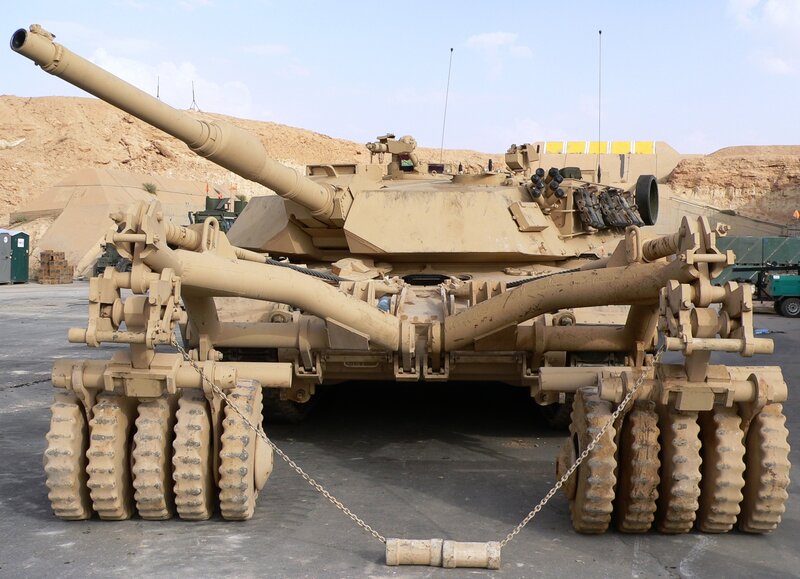 Tank with auxiliary wheels
