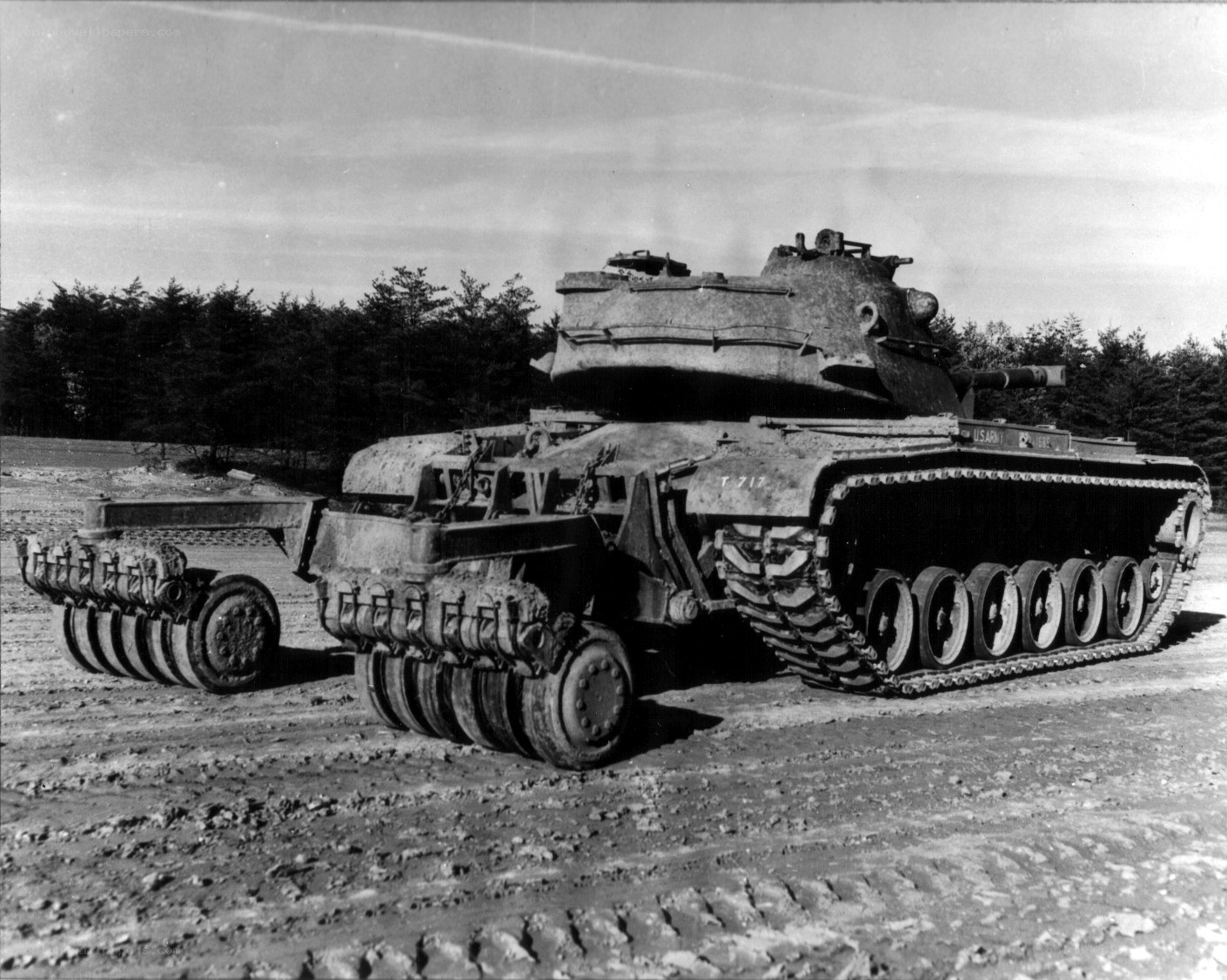 Tank with mine-clearing device