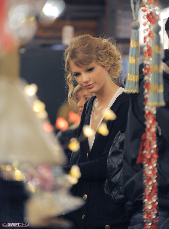 Taylor Swift at a market