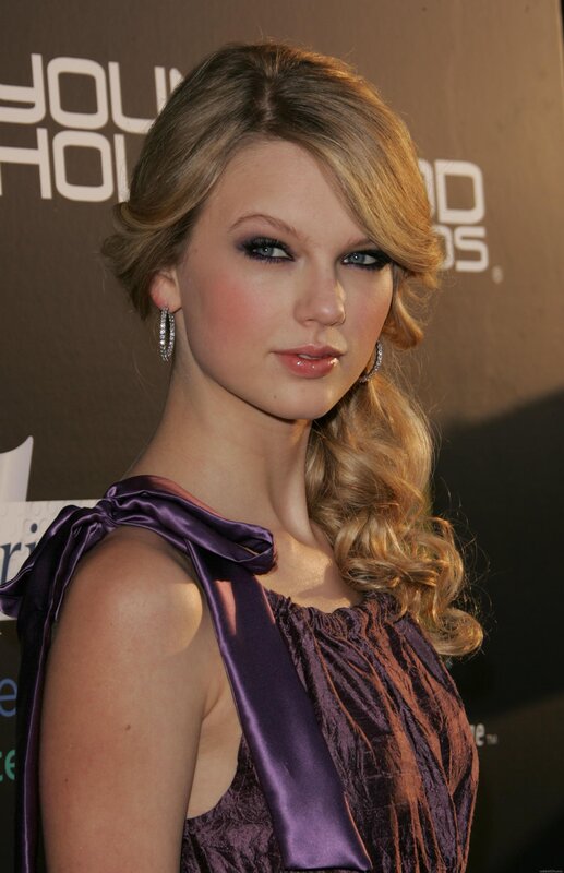 Taylor Swift at an awards event