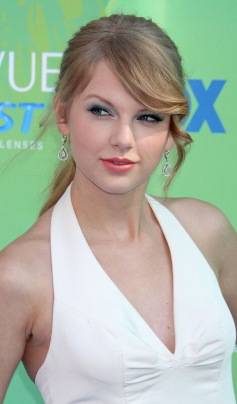 Taylor Swift at an event
