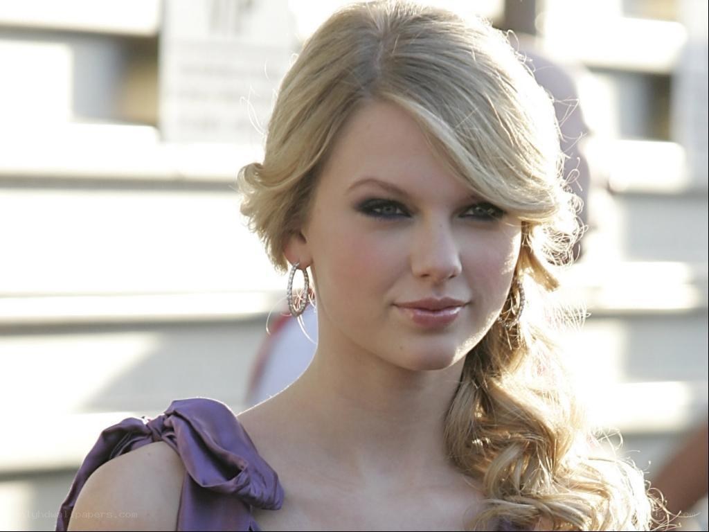 Taylor Swift at an event