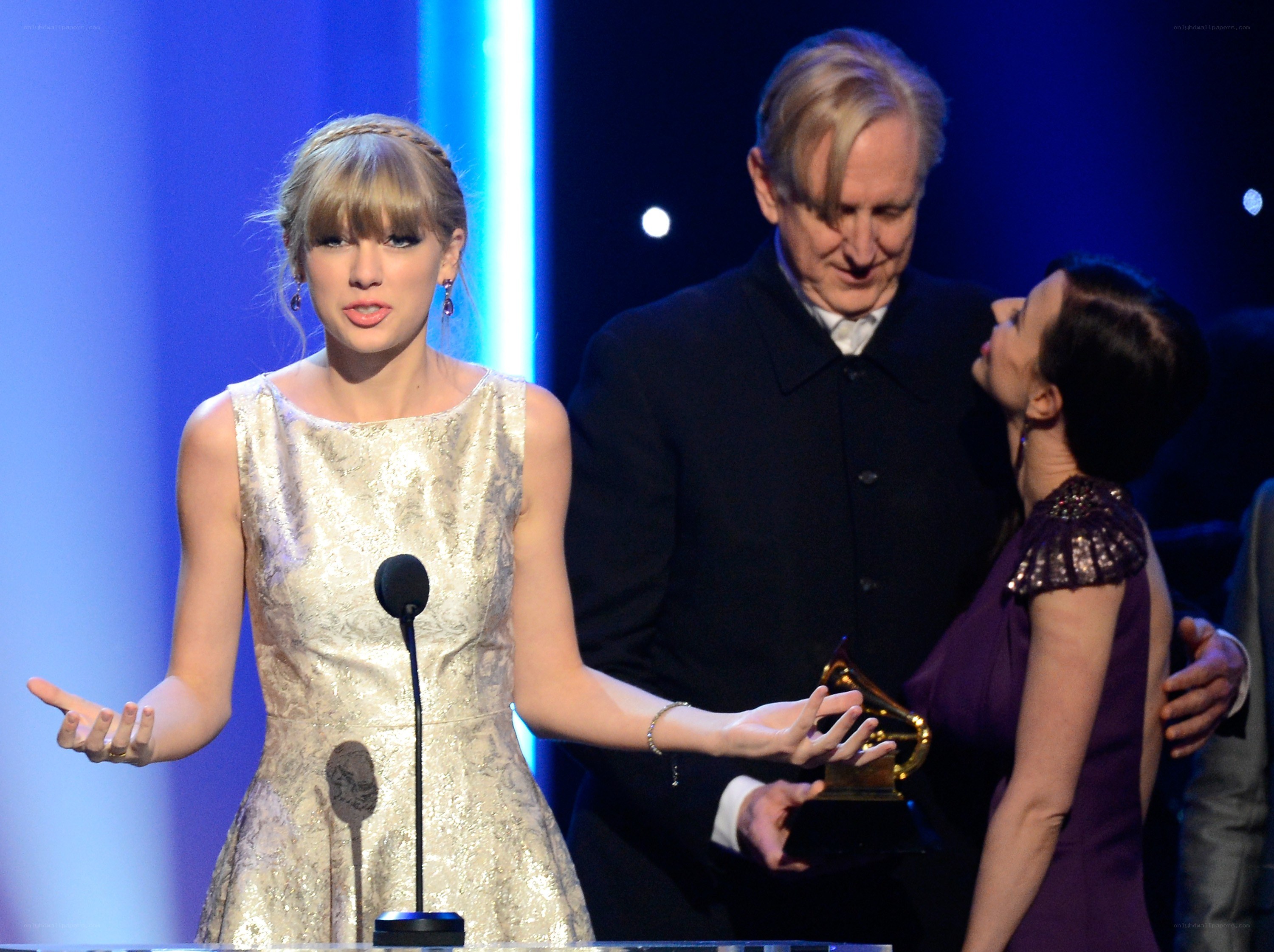 Taylor Swift at awards ceremony
