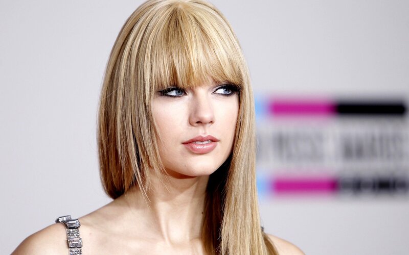Taylor Swift at awards event
