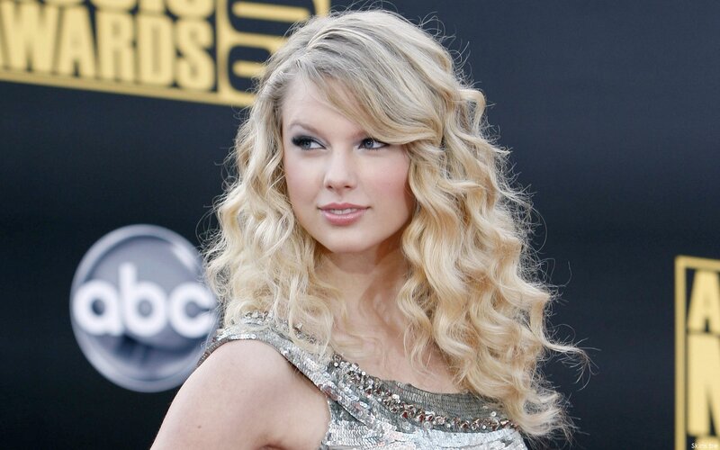 Taylor Swift at awards event